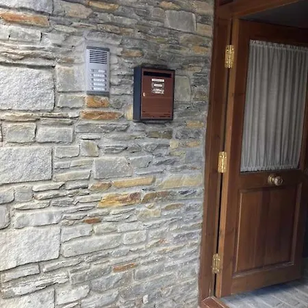 Casa Con Chimenea Y Balcon En * Bagergue