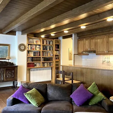 Casa Con Chimenea Y Balcon En *