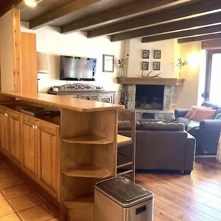 Casa Con Chimenea Y Balcon En
