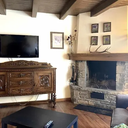 Casa Con Chimenea Y Balcon En