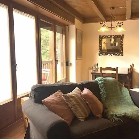 Casa Con Chimenea Y Balcon En